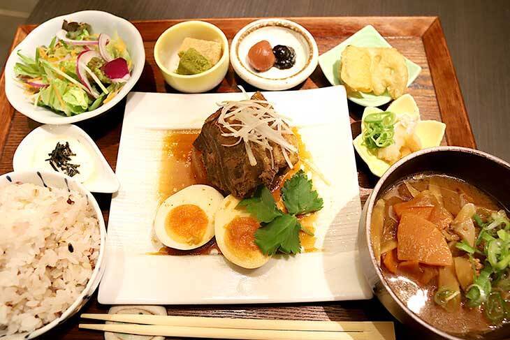 【大阪ランチ】行列でも並びたい感動の旨さ！『豚と炭火。こぶた家』で“ぶたまぶし”を食べてきた