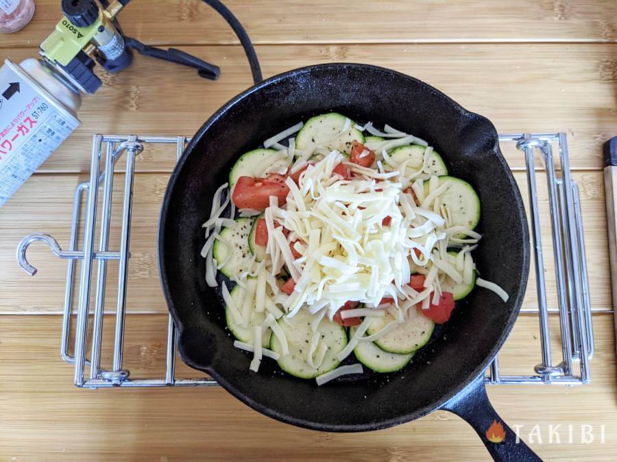 あっさりイタリアンならこれ！ズッキーニとトマトのチーズグリル－そとごはん－