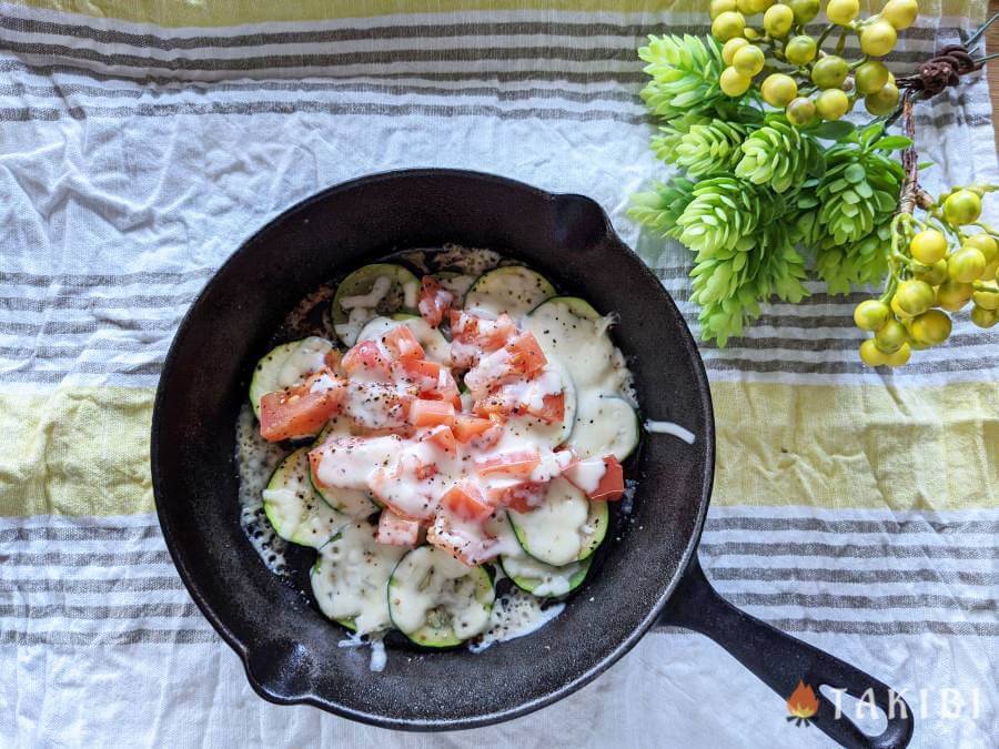 あっさりイタリアンならこれ！ズッキーニとトマトのチーズグリル－そとごはん－