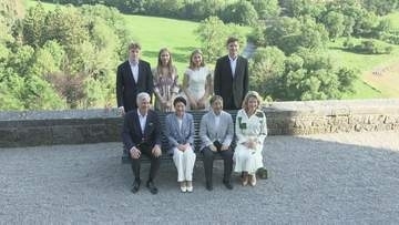天皇皇后両陛下　ベルギーの離宮シエルニョン城で国王一家と8ショット　国王夫妻やエリザベート王女らと笑顔で