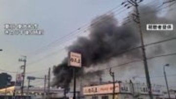 「車が燃えている」と119番通報　東京・東大和市で2階建て店舗兼事務所など4棟焼ける火事