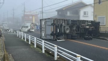 トラックと軽乗用車が衝突　トラック横転、軽乗用車を運転していた男性が死亡　当時現場に霧か…栃木県上三川町