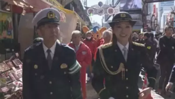 「おんな酒場放浪記」倉本康子さんが一日署長 テーブルが路上にはみ出さないようアメ横商店街の飲食店などに呼びかけ　警視庁上野署