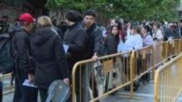 スペインで在留資格のない移民への在留許可申請開始　窓口に長蛇の列