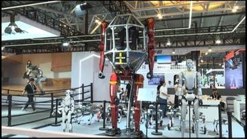 世界初「人が乗れる変形ロボット」も！中国で過去最大規模のAI展示会　開会式には習近平主席も初出席…その「思惑」は？