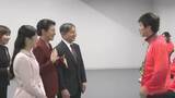 「天皇皇后両陛下と愛子さま　デフリンピック水泳観戦　手話用いたサインエールで選手を応援」の画像1