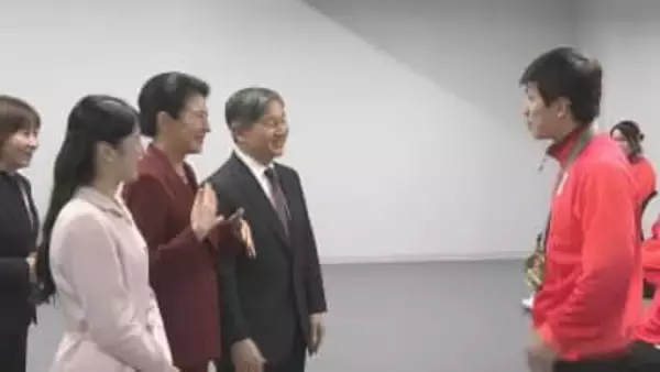 天皇皇后両陛下と愛子さま　デフリンピック水泳観戦　手話用いたサインエールで選手を応援