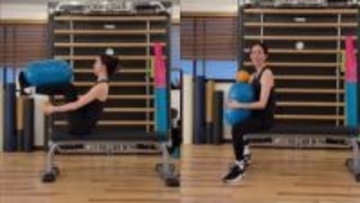 【 松島花 】驚異の体幹「脚にバランスボール」で腹筋トレーニング　フォロワー感嘆「いつもながら凄い」