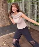 「【 中川安奈 】　ダンス動画を公開　「みんながやってるこれ、可愛いからまねしたくて何回も練習したんだけどなんか違う...」「誰かコツを教えてください」」の画像1