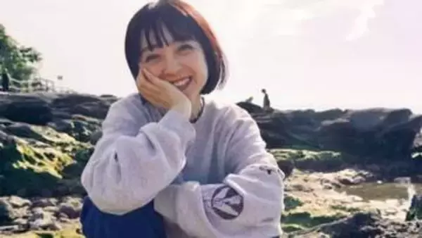 【 安達祐実 】水辺にビーサンでキラキラ笑顔「息抜きできたかな？」　フォロワー反応「この写真に癒された」連休の過ごし方集まる
