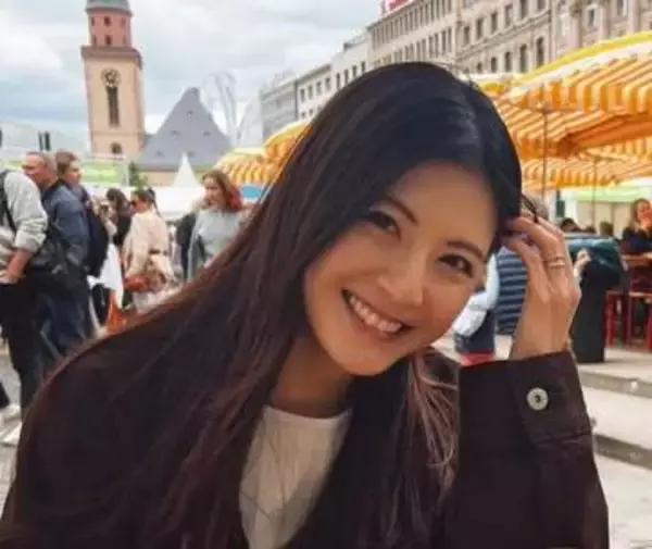 【佐藤ありさ】　2児の母で37歳モデル　サッカー元日本代表・長谷部誠さんの妻　子どもと手をつなぎ近況を報告