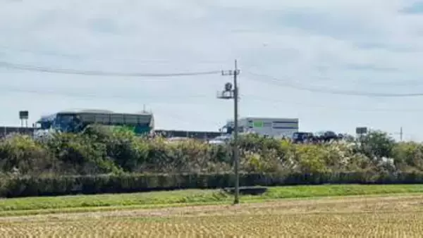 東北道下り線でバスと乗用車の事故　修学旅行の小学生ら10人が痛みを訴え