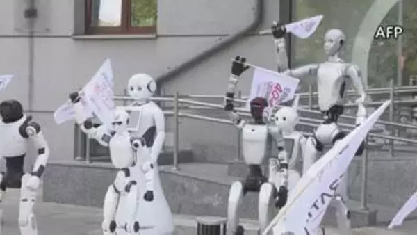 「ルールを作るときだ」ポーランドでロボットたちが“AI規制”訴えるデモ