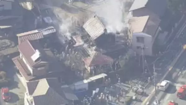 【速報】「家から煙が出ている」東京・あきる野市の2階建て住宅で火災 2人が遺体で見つかる この家に住む男性（75）と女性（100）と連絡とれず 警視庁