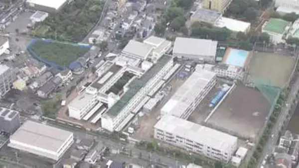 【速報】都立東大和高校で男性教諭らが男に催涙スプレーかけられる　3人軽いけが、意識あり　スプレーかけた男を傷害容疑で現行犯逮捕　文化祭の最中に…　警視庁