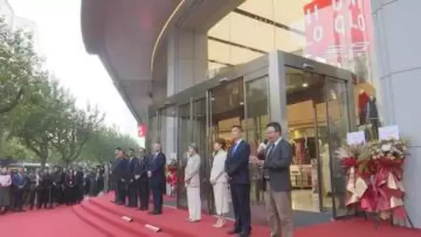 上海のユニクロのグローバル旗艦店がリニューアルオープン　開店前には約1000人の大行列