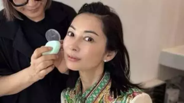 【 伊東美咲 】48歳の近影投稿　メイク中の画像に反響続々「久しぶりに見ました」「変わらずお綺麗ですね」