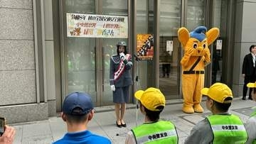 俳優・タレントの緑川静香さん一日警察署長「交通事故は一瞬の油断で人生を変えてしまう」　東京・中央区で交通安全のイベント　警視庁中央警察署が実施