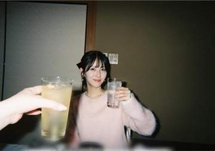 【 浜辺美波 】　親友とプチ旅行　プライベートショットを披露　「美味しいご飯をいただいて、カラオケしちゃって」「今度は何県に行こうか」