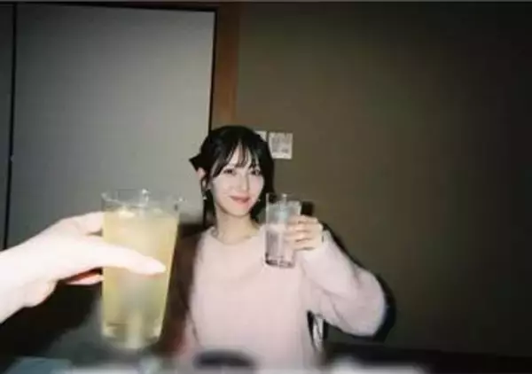 【 浜辺美波 】　親友とプチ旅行　プライベートショットを披露　「美味しいご飯をいただいて、カラオケしちゃって」「今度は何県に行こうか」
