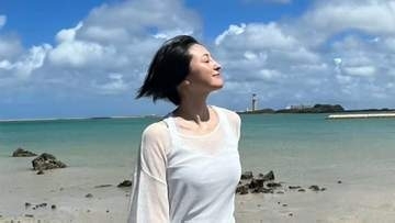 【 広末涼子 】　沖縄での “夏休み家族旅行” ショット公開　青空バックの姿にファン感銘「ビーチボーイズ思い出す」