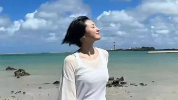 【 広末涼子 】　沖縄での “夏休み家族旅行” ショット公開　青空バックの姿にファン感銘「ビーチボーイズ思い出す」
