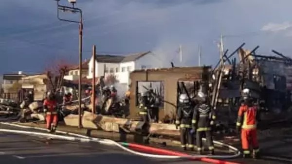 茨城県ひたちなか市のバイク店で火事　男性1人が病院搬送　隣接する飲食店にも延焼し2棟全焼　茨城県警