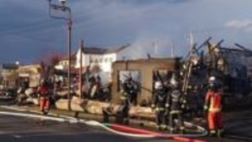 茨城県ひたちなか市のバイク店で火事　男性1人が病院搬送　隣接する飲食店にも延焼し2棟全焼　茨城県警