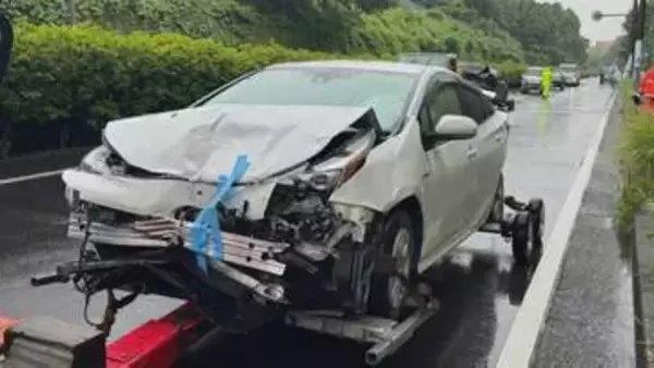 【速報】横浜市旭区でトラック含む少なくとも6台玉突き事故 5人軽傷　最初に衝突の運転手は車を乗り捨て逃走　ひき逃げ事件として行方捜す