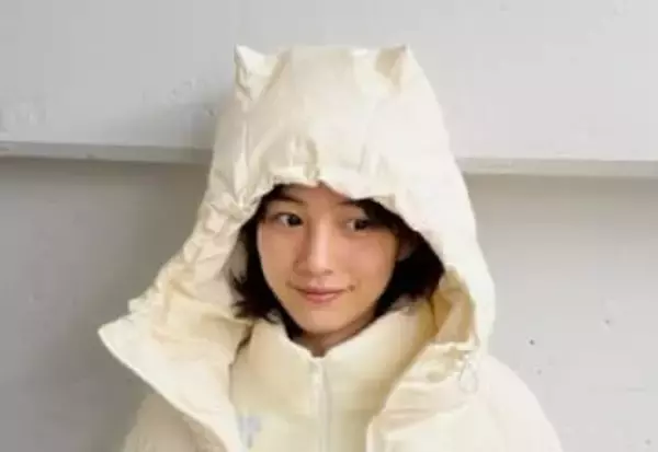 【 のん 】　〝 猫耳 〟私服ショットで笑顔　「小さめの耳と色にきゅんとしました♡」　ファン反響　「可愛いのん猫さん」「寝る前に天使拝めました」