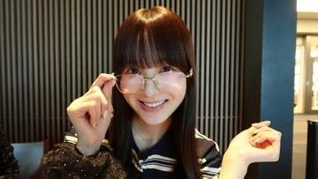【 本田紗来 】　雰囲気ガラリな金縁メガネショット披露「メガネ買ったんだ」　 空港での写真にファン注目「ぶっちぎりでかわいい」の声