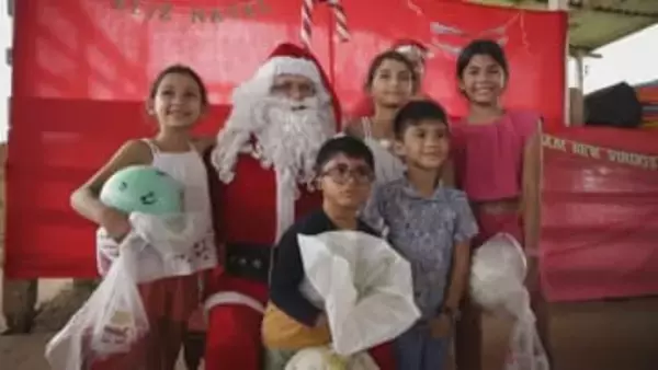 サンタが船で届ける贈り物　支援が届きにくいアマゾンの地域に笑顔