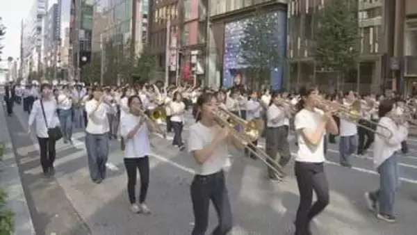 東京・銀座で「交通安全ゴールデンパレード」開催 警視庁音楽隊や中高生の吹奏楽団など約1400人が1キロ行進 今年で59回目