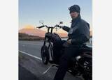 「【 Number_i・神宮寺勇太 】　愛車「ハーレーダビッドソン」＆「富士山」のオフショットに　ファン反響　「めーっちゃかっこいい！！！」「富士山と神くん最高❤」」の画像1