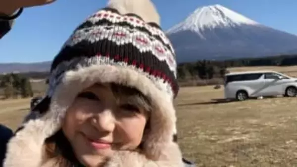 【 リンドバーグ 】渡瀬マキさん「初デイキャン」は富士山の麓で着ぶくれ大ジャンプ　ビール掲げてご満悦