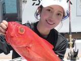「【 片原恵麻 】300m超の深場から金目鯛を“一本釣り”「数百m先のアタリをちゃんとほさきでとれるのが深場釣りの楽しいところ」　『姿造り』も披露」の画像1