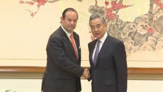 中国外相　パナマ外相に中国企業の権益守るよう要請　香港系企業のパナマ運河港湾運営権取り消し念頭に