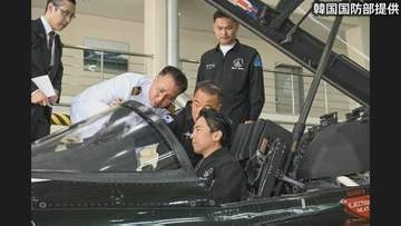 小泉防衛大臣が韓国の特殊飛行部隊「ブラックイーグルス」を視察　機体のコックピットにも搭乗　あすの日韓防衛大臣会談で安全保障協力の議論深められるか