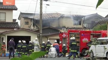 住宅焼け跡から2人の遺体…夫婦か　同居の40代息子は直後に交通事故で搬送　警察が事情聴取へ　秋田・にかほ市