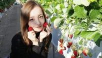 【 板野友美 】　いちごを手に　〝あざと可愛い〟スマイル　いちご狩り満喫ショット公開　「可愛いすぎる！」と絶賛の声