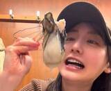 「【 おのののか 】　特大の牡蠣を堪能　「大抵のものは一口で食べられるタイプだけど　この巨大岩牡蠣は無理だった」」の画像1