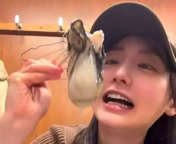 【 おのののか 】　特大の牡蠣を堪能　「大抵のものは一口で食べられるタイプだけど　この巨大岩牡蠣は無理だった」