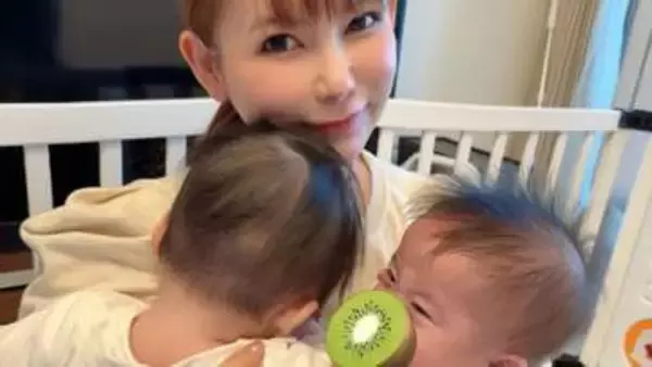 【 中川翔子 】双子〝登ってくる〟「ダブルで抱っこ」　しがみつく双子に「しあわせだなぁ」