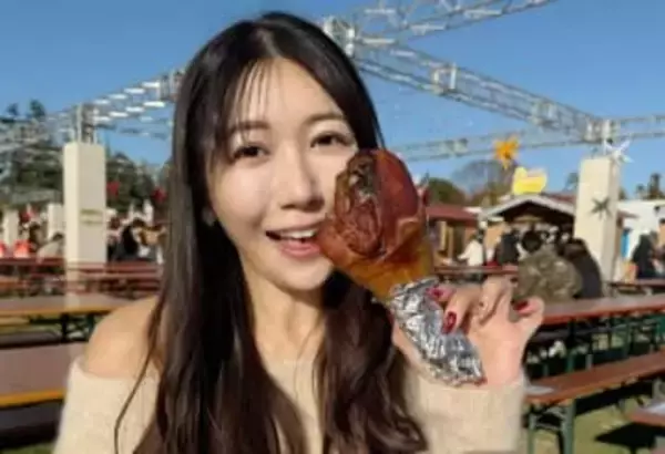 【 穂川果音 】　ぽかぽか陽気で思わずオフショル　「お腹を満たして幸せな気持ちになっていたよ〜」　クリスマスマーケットのグルメを堪能