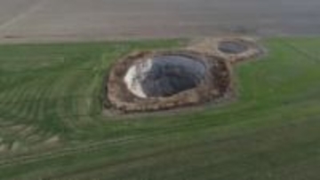 トルコ　農業地帯に巨大な陥没穴が出現 約700か所　雨不足など影響か