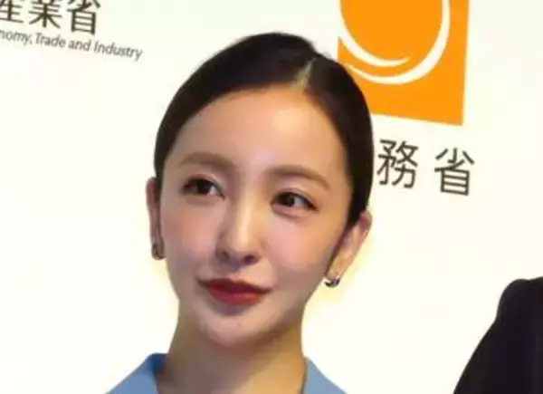 【 板野友美 】　林芳正総務大臣からも「ともちん」呼び　社長姿を褒められ　「この社長のもとで働きたいですね」