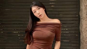 【 気象予報士・穂川果音 】ブラウンの肩出しトップス×デニム　秋コーデを公開　「昼間はまだ半袖でちょうど良いよ」今週の服装選びを提案