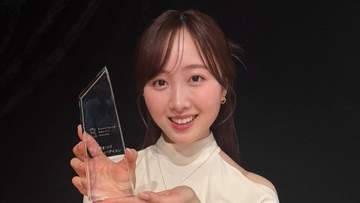 【 本田望結 】『素まつげビューティーアワード』受賞を報告　ドレス姿にファン反響「可愛いすぎる～」「素敵な女性になりましたね！」