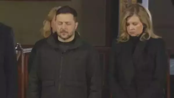 ウクライナ侵攻から4年　キーウ各地で市民が犠牲者追悼