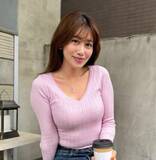 「【 中川安奈 】 「ぽかぽか陽気だったので」「ベビーピンクのニットとヴィンテージデニムでお出かけです」　オフショットにファン反響　「春コーデよく似合ってます」」の画像1